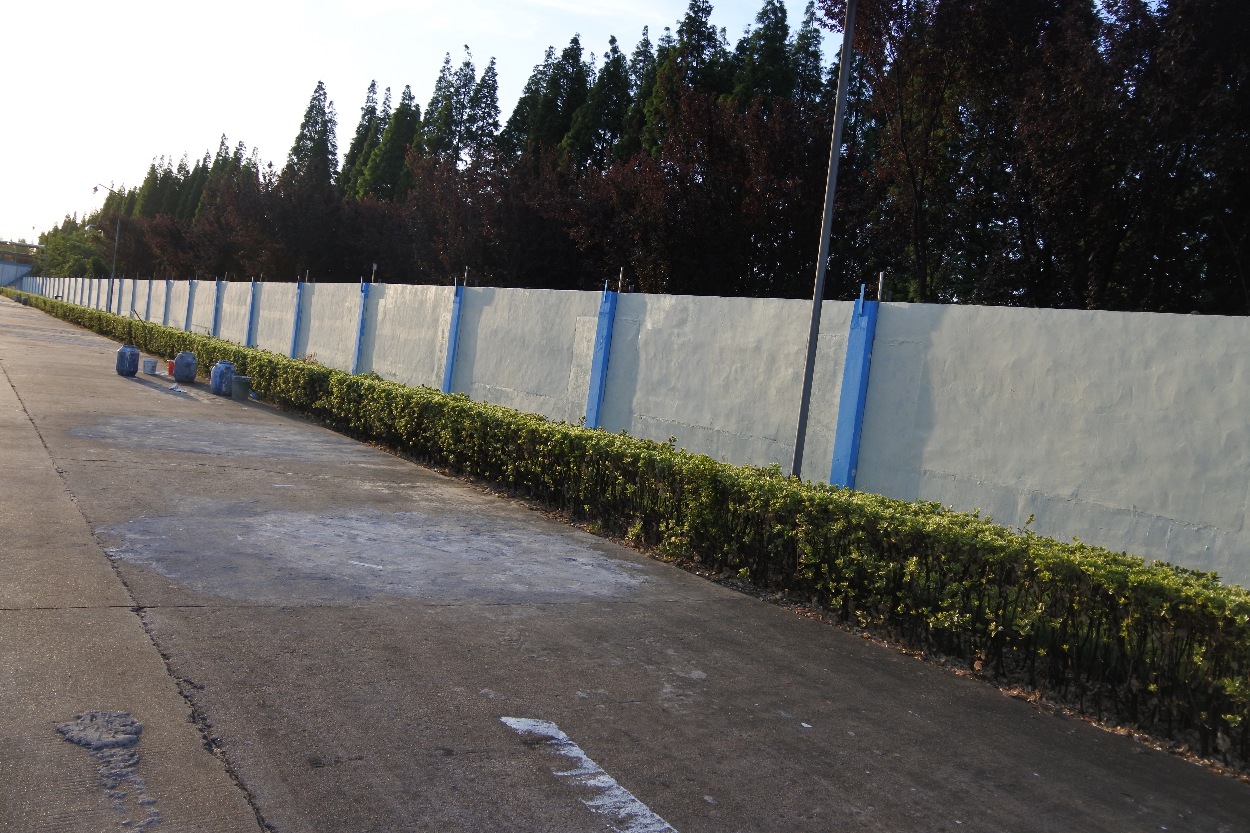 党员干部深入基层深化纪实实体围墙涂刷暨质量检查活动